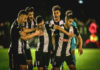 Varios jugadores del F. C. Cartagena celebran juntos sobre el campo un gol marcado.