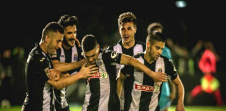 Varios jugadores del F. C. Cartagena celebran juntos sobre el campo un gol marcado.