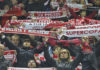 Aficionados del Sevilla muestran sus bufandas durante una final de la Supercopa de Europa.